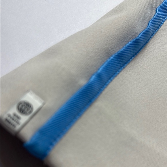 Adidas Women’s Pearl Grey/Pulse Blue Shorts Size Medium - Picture 4 of 11